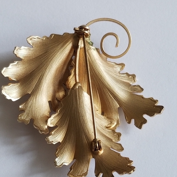 Relisted -Vintage three leaves brooch with white pearls gold tone leaf pin - Picture 5 of 13